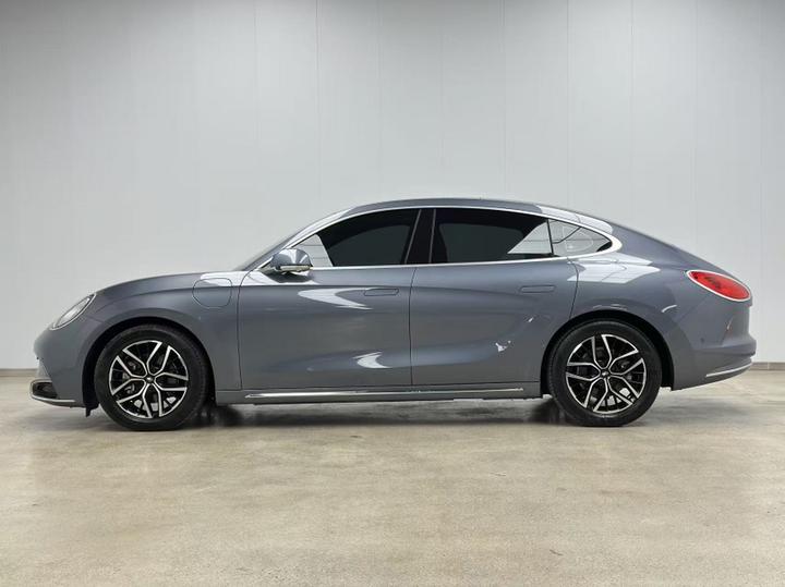 2022 555km Premium photo 3