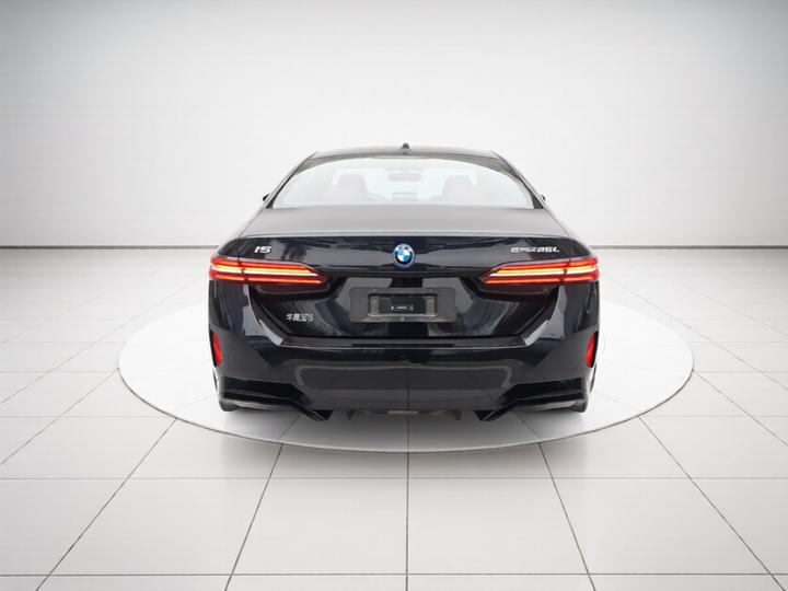 i5 2025 eDrive 35L M Sport Package photo 3