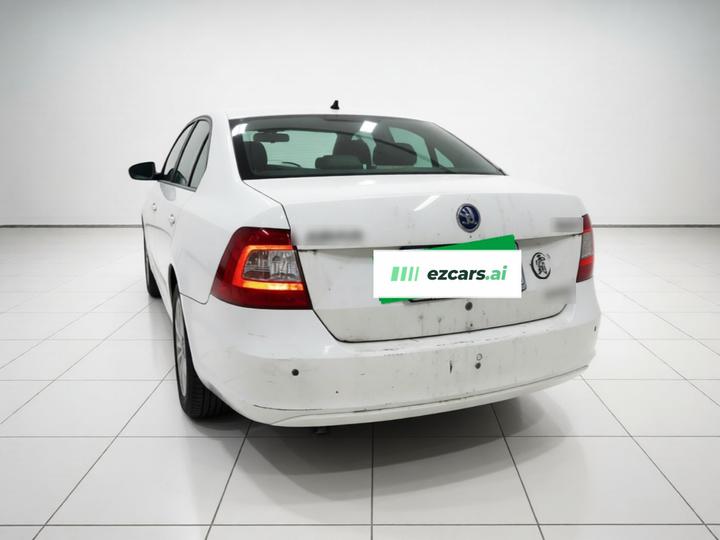Rapid 2015 1.6L AT photo 4