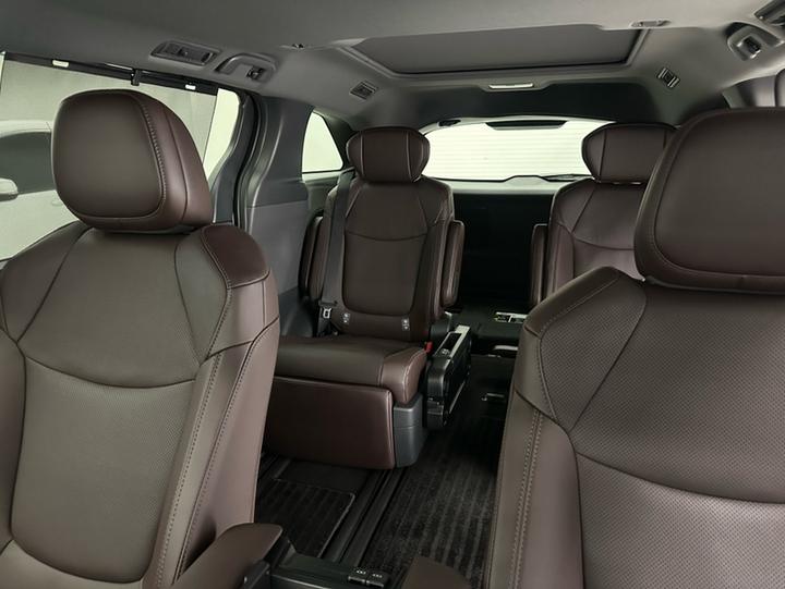 Granvia 2026 2.5L Hybrid MAX AWD photo 8