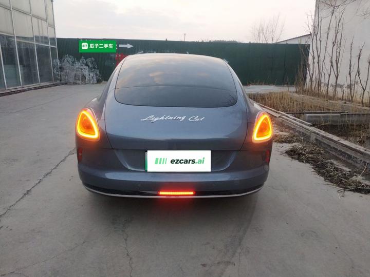 2022 555km Premium photo 3
