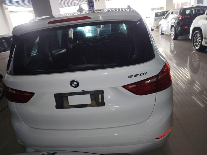 2 Series Wagon 2019 220i Leading photo 3