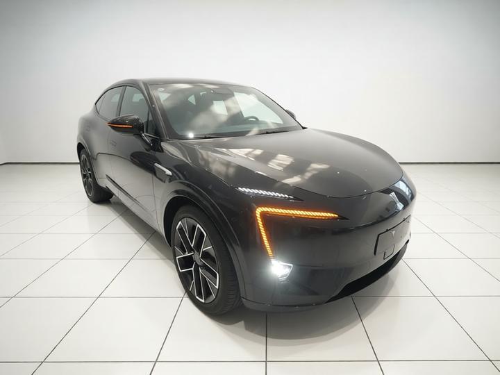 11 2023 90 AWD photo 3