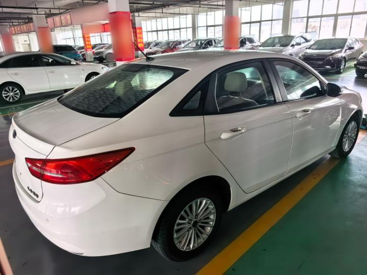 Escort 2015 1.5L AT Comfort photo 4