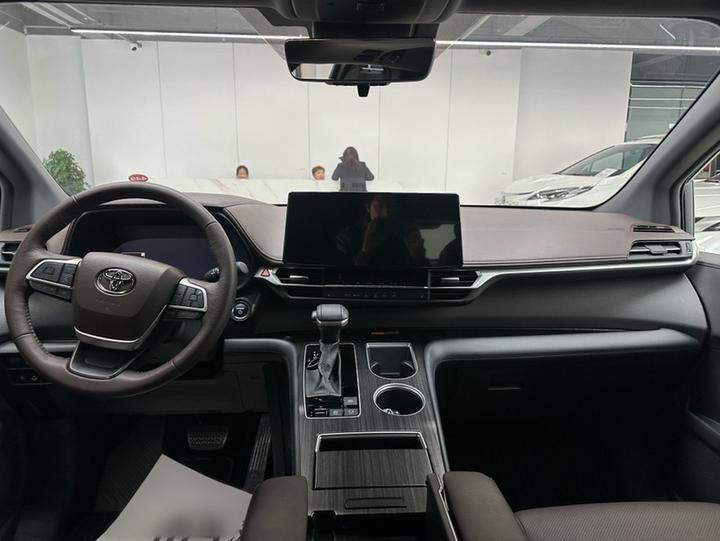 Granvia 2026 2.5L Hybrid MAX AWD photo 4