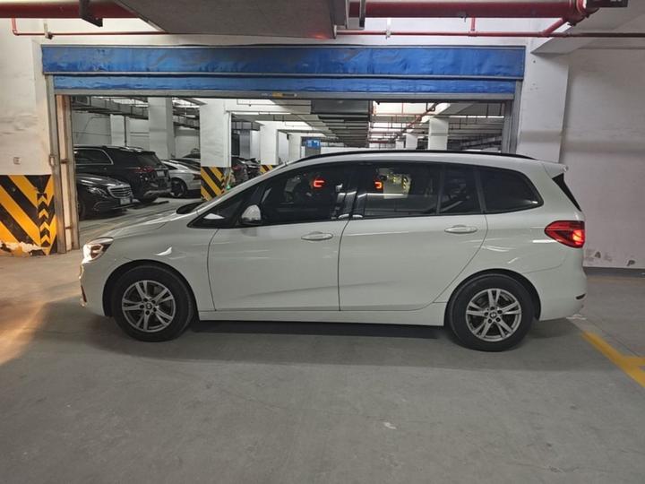 2 Series Wagon 2015 218i Leading photo 4