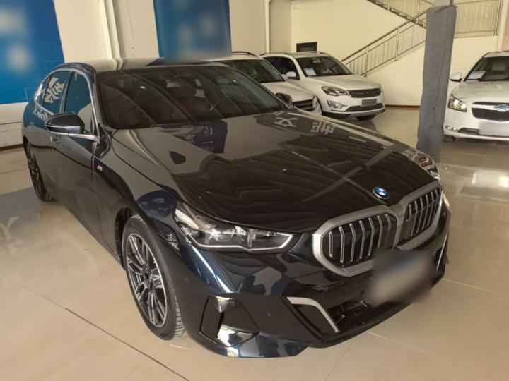 5 Series 2025 530Li Leading M Sport Package photo 3