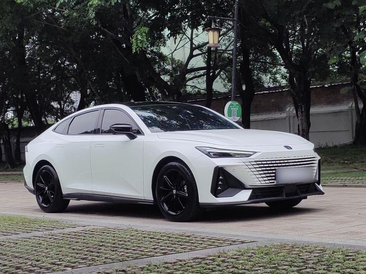 UNI-V 2022 1.5T Premium photo 4