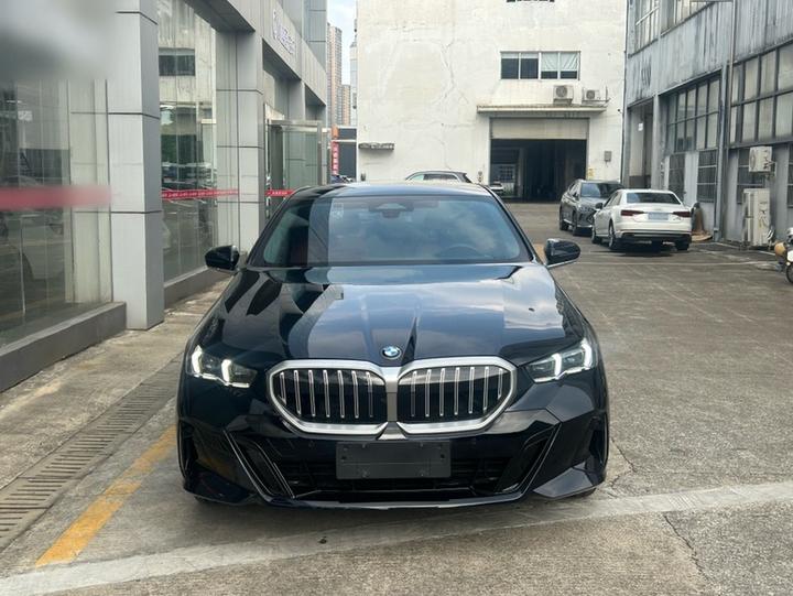 5 Series 2026 525Li M Sport Package photo 2