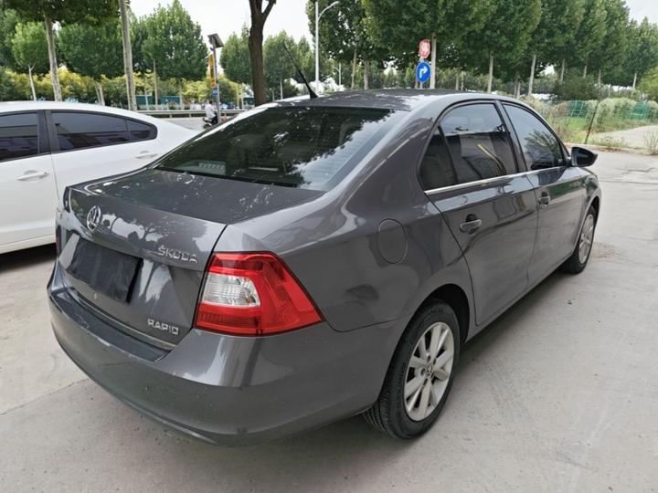 Rapid 2015 1.6L AT photo 4