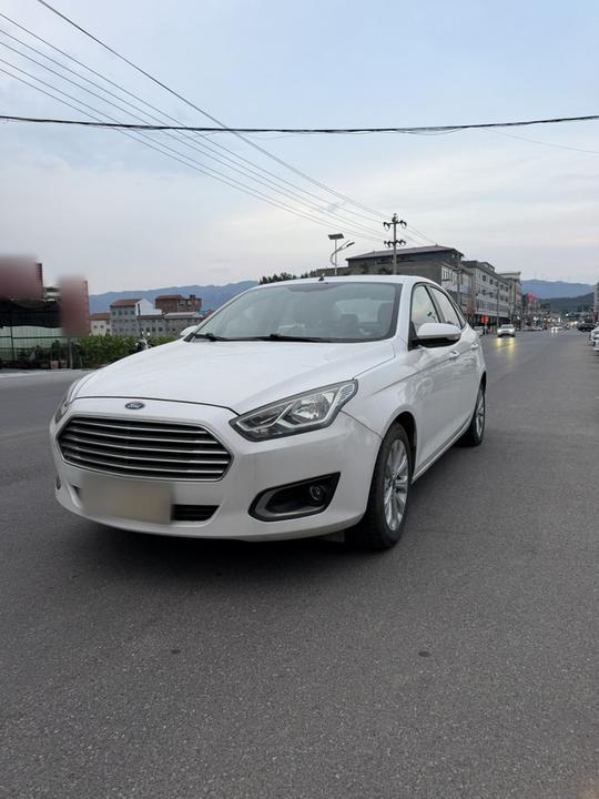 Escort 2015 1.5L MT Fashion