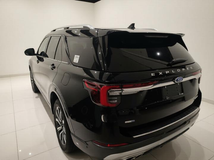 Explorer 2023 EcoBoost 285 AWD Titanium 7-Seater photo 4