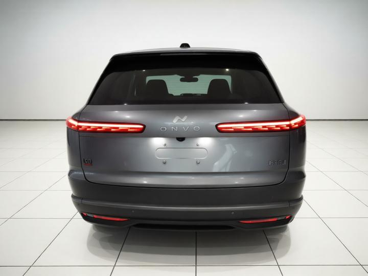 L90 2025 Ultra 6-Seater 60 photo 3