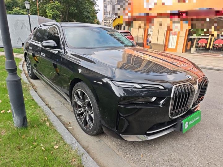7 Series 2023 735Li Luxury photo 3
