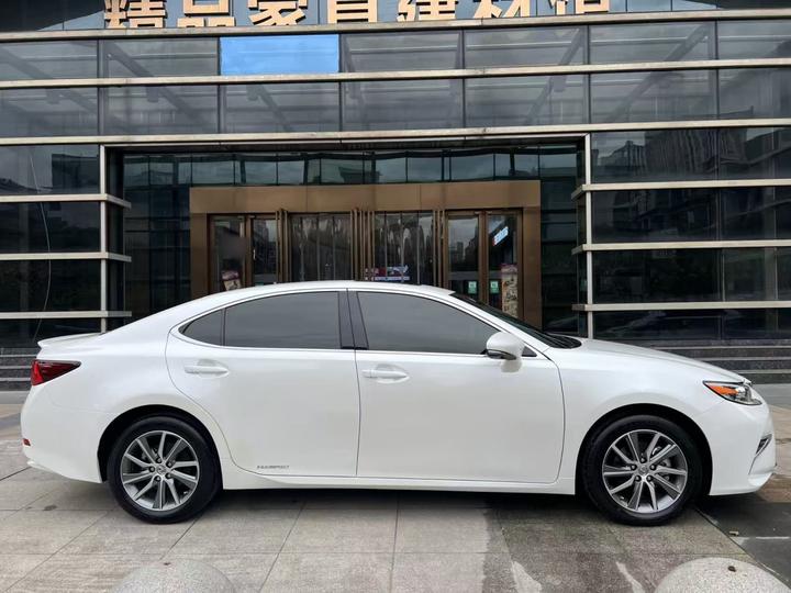 ES 2015 300h Comfort photo 4