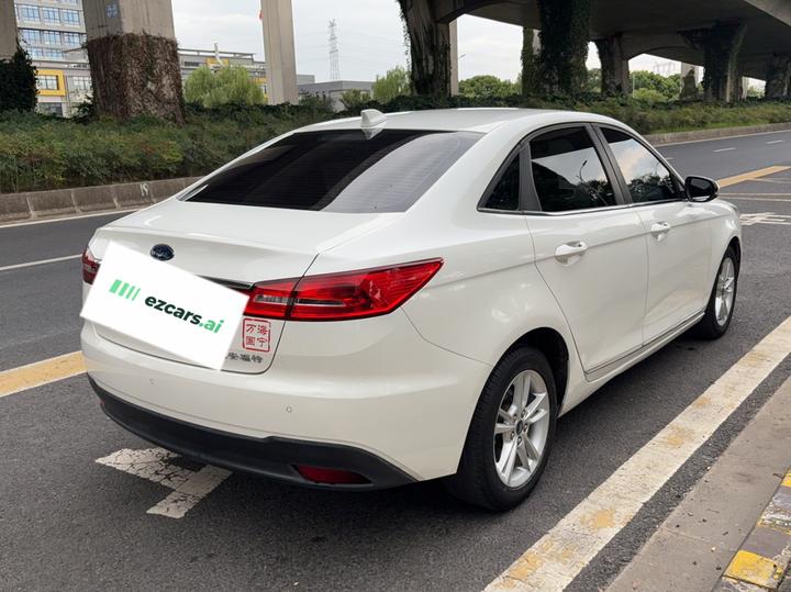 Escort 2019 1.5L AT photo 4
