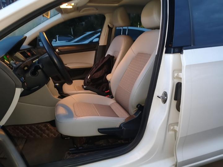 Rapid 2016 1.6L AT photo 7