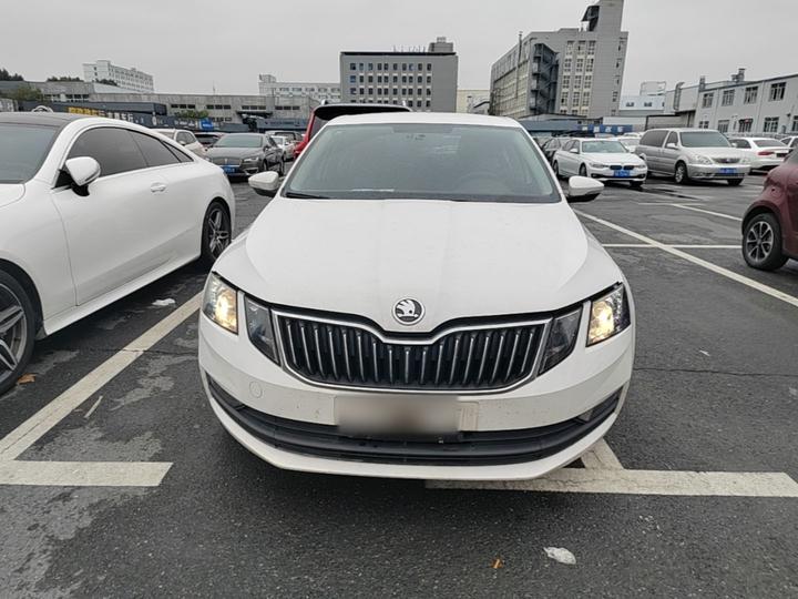 Octavia 2022 1.5L MT Comfort photo 2