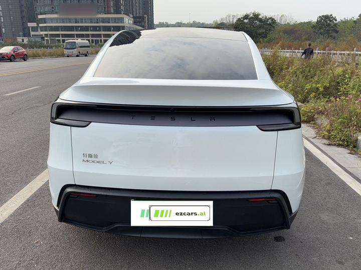 Model Y 2025 RWD photo 5