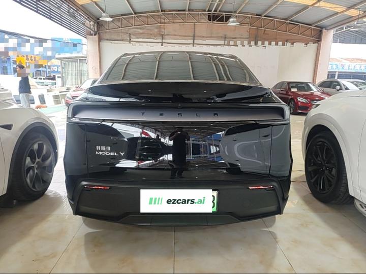 Model Y 2025 RWD photo 5