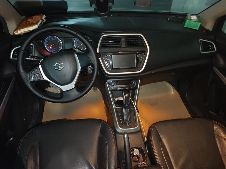 2014 1.6L CVT RWD Elite photo 5