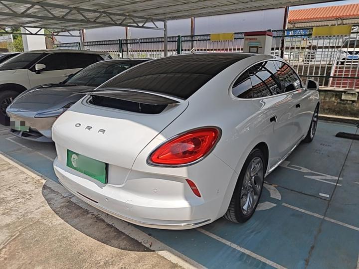 2022 555km Premium photo 4