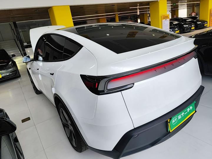 Model Y 2025 RWD photo 4