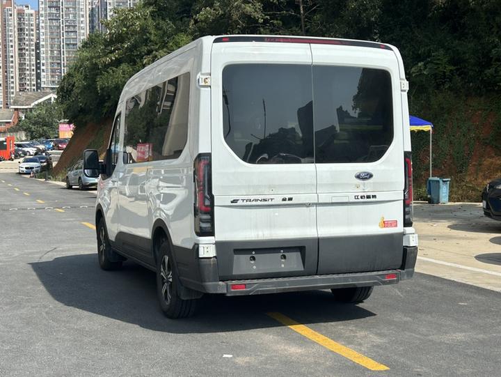 E Transit 2024 Bus Exclusive Medium Wheelbase 9-Seater 100.96kWh photo 3