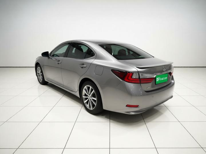 ES 2015 300h Comfort photo 4