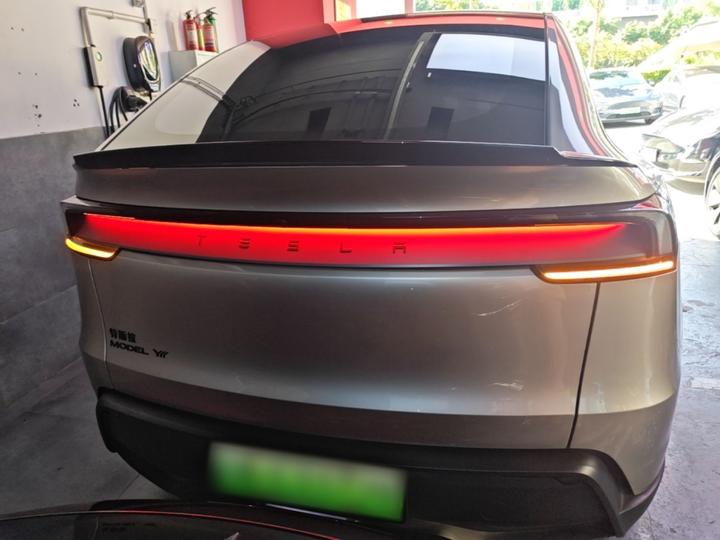 Model Y L 2025 Long Range AWD photo 3