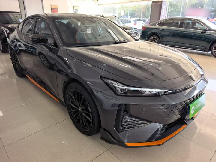 UNI-V 2024 1.5T Premium Sport photo 3