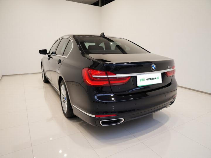 7 Series 2016 740Li Leading photo 4