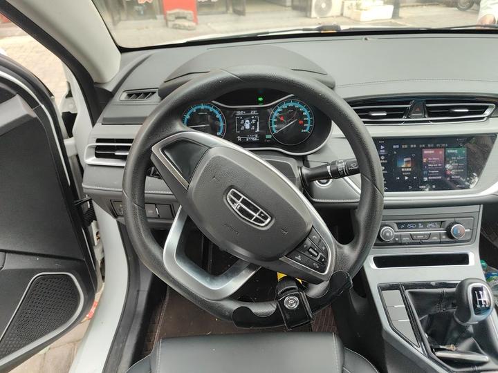 Emgrand 2021 UP 1.5L MT Luxury photo 3