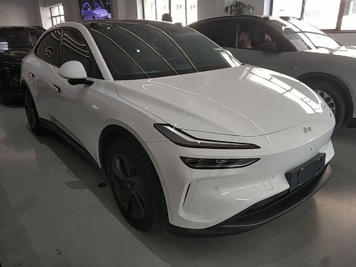 L60 2024 60kWh RWD photo 3