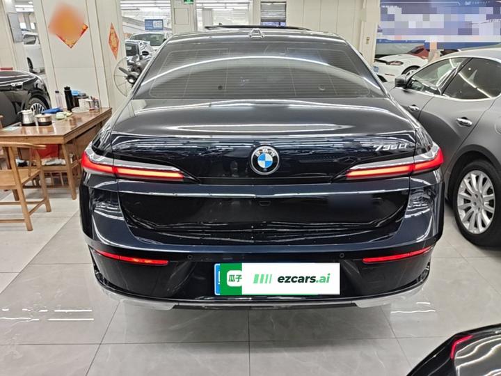 7 Series 2023 735Li Luxury photo 3