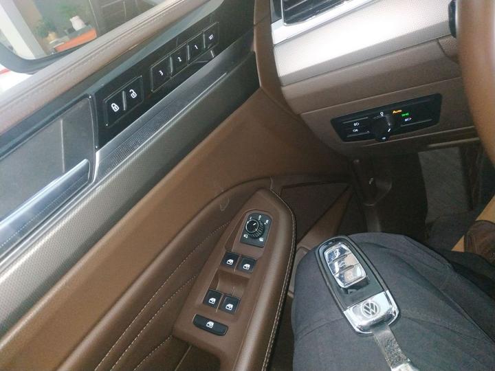 2021 380TSI Luxury photo 8