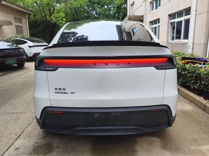 Model Y L 2025 Long Range AWD photo 3