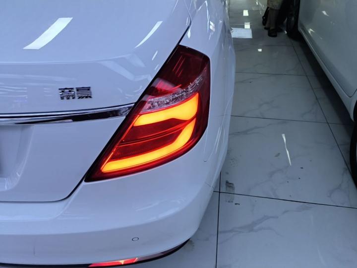 Emgrand 2017 Sedan 1.5L CVT photo 7