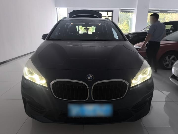 2 Series Wagon 2018 218i Exclusive Sport Package photo 2