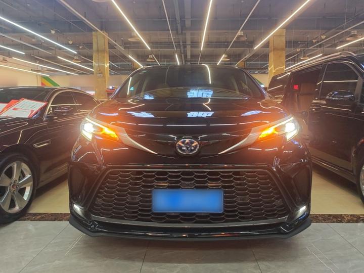 Granvia 2022 2.5L Hybrid Premium photo 2