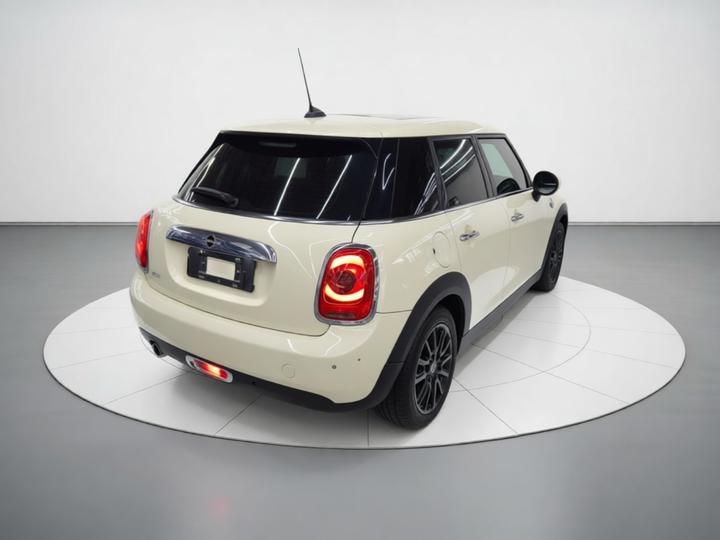2021 1.5T ONE PLUS 5-Door photo 4