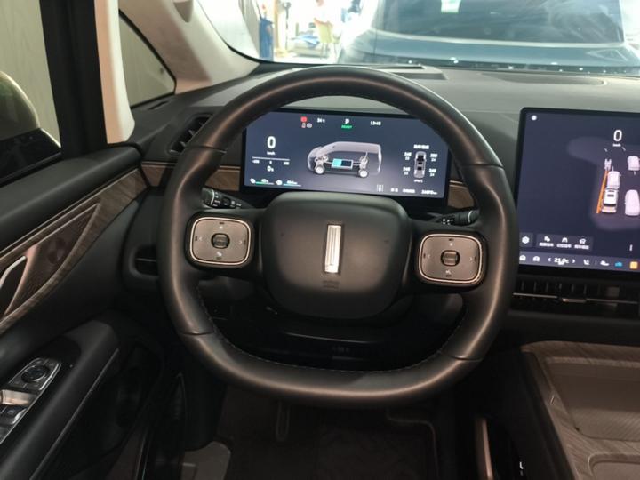 2025 AWD 8 photo 6