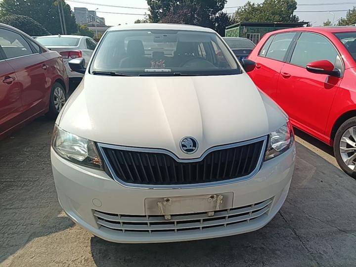 Rapid 2015 1.6L AT photo 2