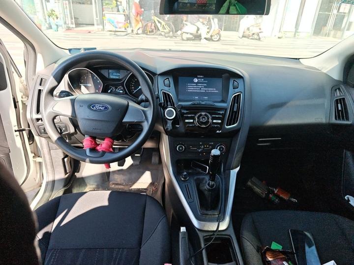 Focus 2015 Hatchback 1.6L MT Comfort photo 5