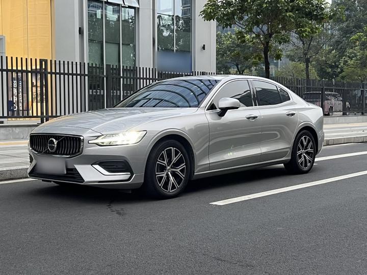 S60 2023 B4 Luxury