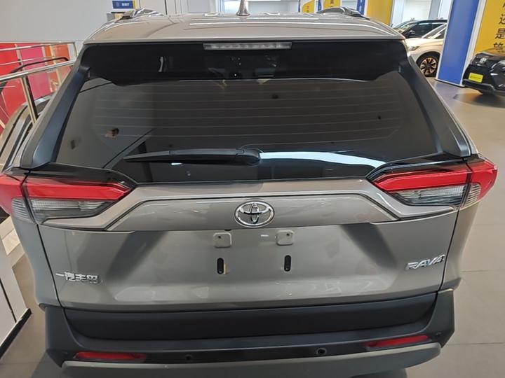RAV4 2023 2.0L CVT RWD photo 3