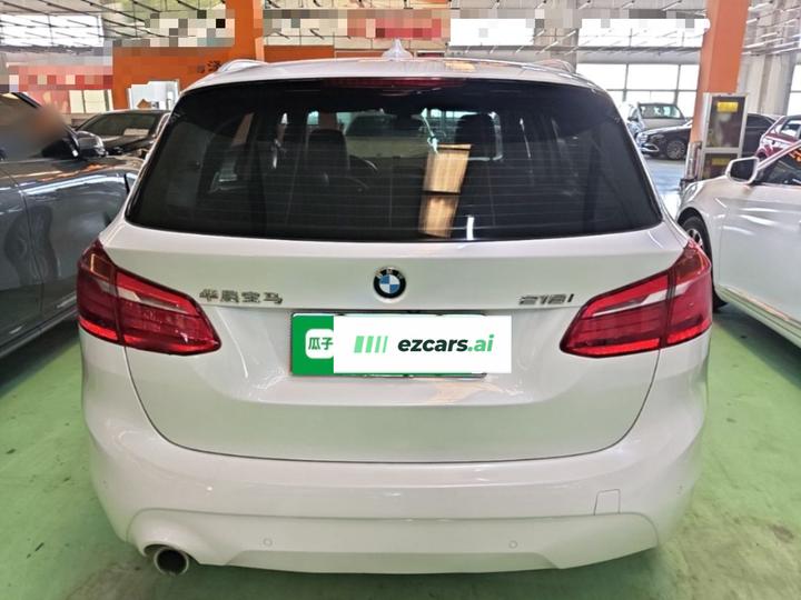 2 Series Wagon 2018 218i Leading photo 5