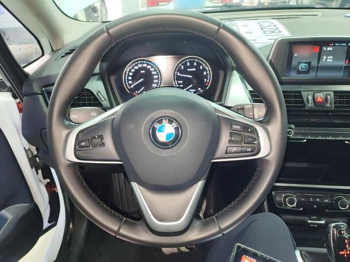 2 Series Wagon 2019 220i Leading photo 6