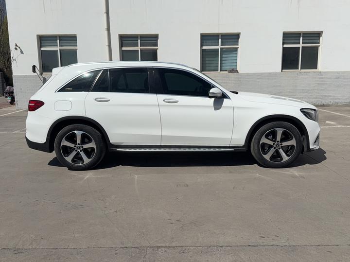 GLC 2019 Facelift GLC 260 L 4MATIC Luxury photo 3
