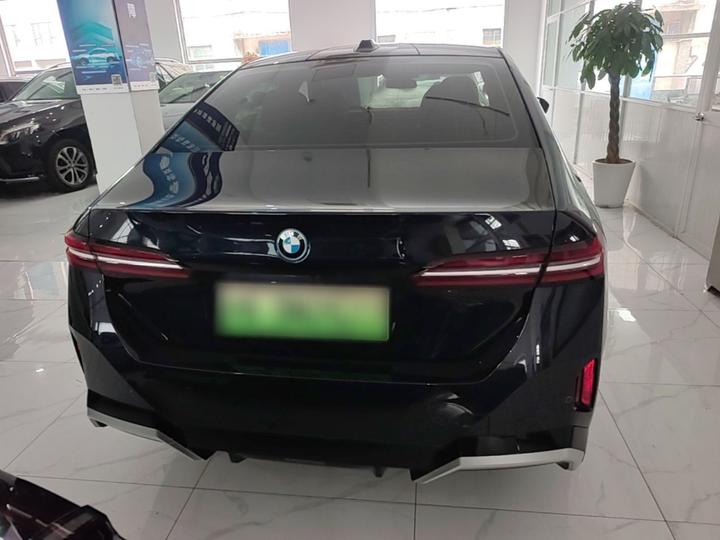 i5 2025 eDrive 35L M Sport Package photo 3